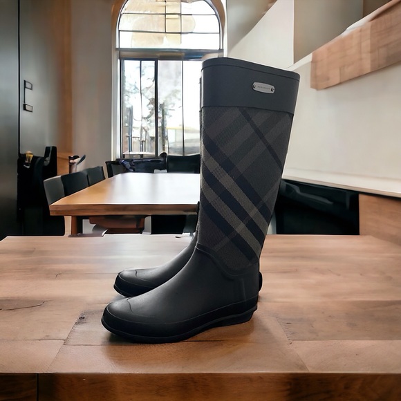 Burberry rubber rain boots. - Picture 3 of 10